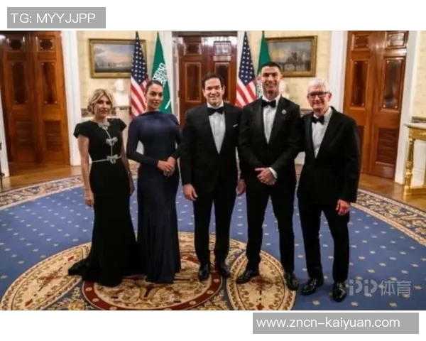 乔治娜分享与C罗及苹果CEO库克等人亲密合影引发热议