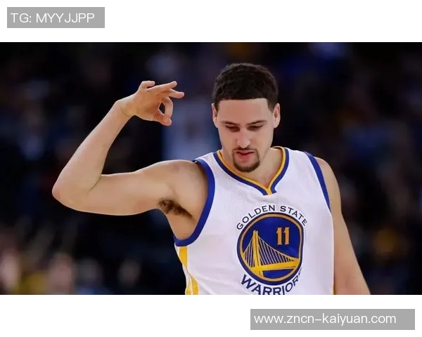 库里已下场邓恩依然保持警惕防守展现职业精神与团队意识